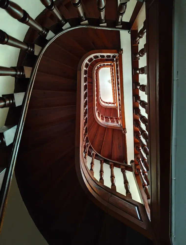 Escalier en bois entretenu par Green Cleaning à Hendaye