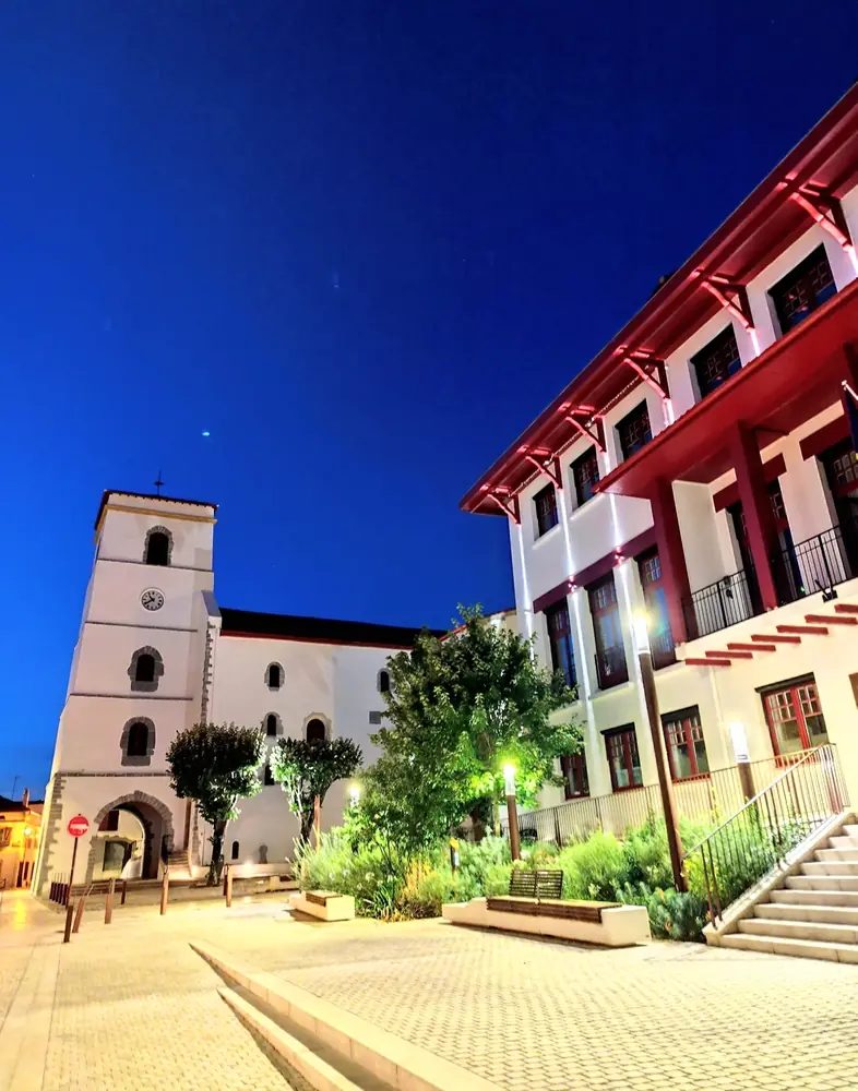 Le centre-ville de Hendaye de nuit, avec son église