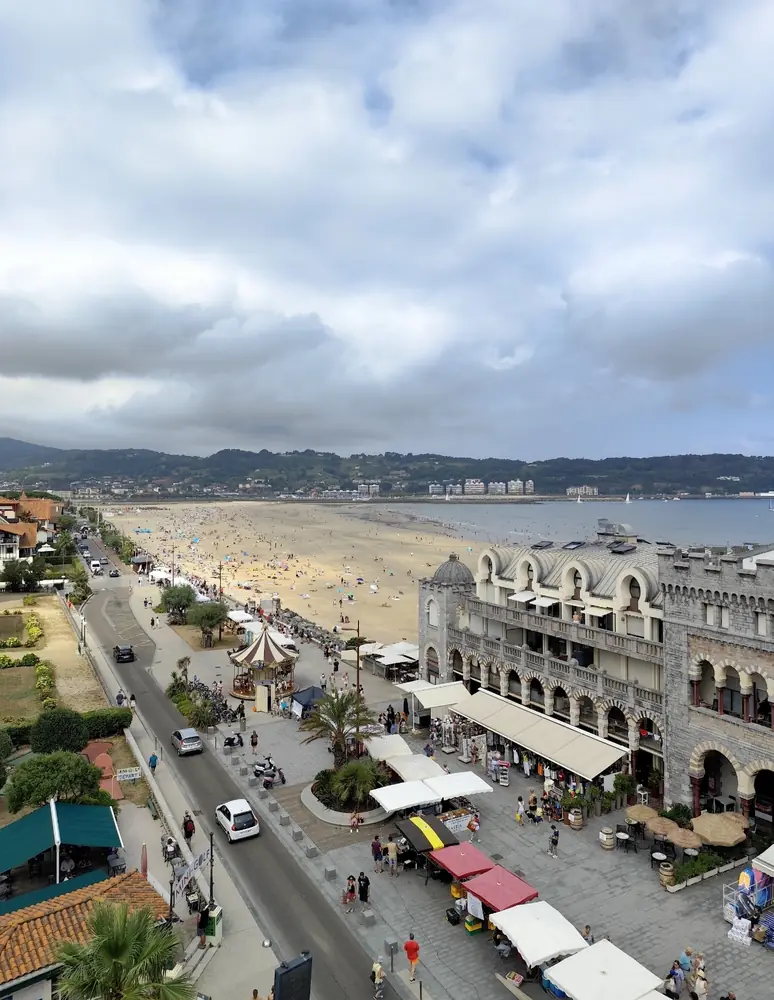 La plage de Hendaye et l'ancien casino, où intervient Green Cleaning
