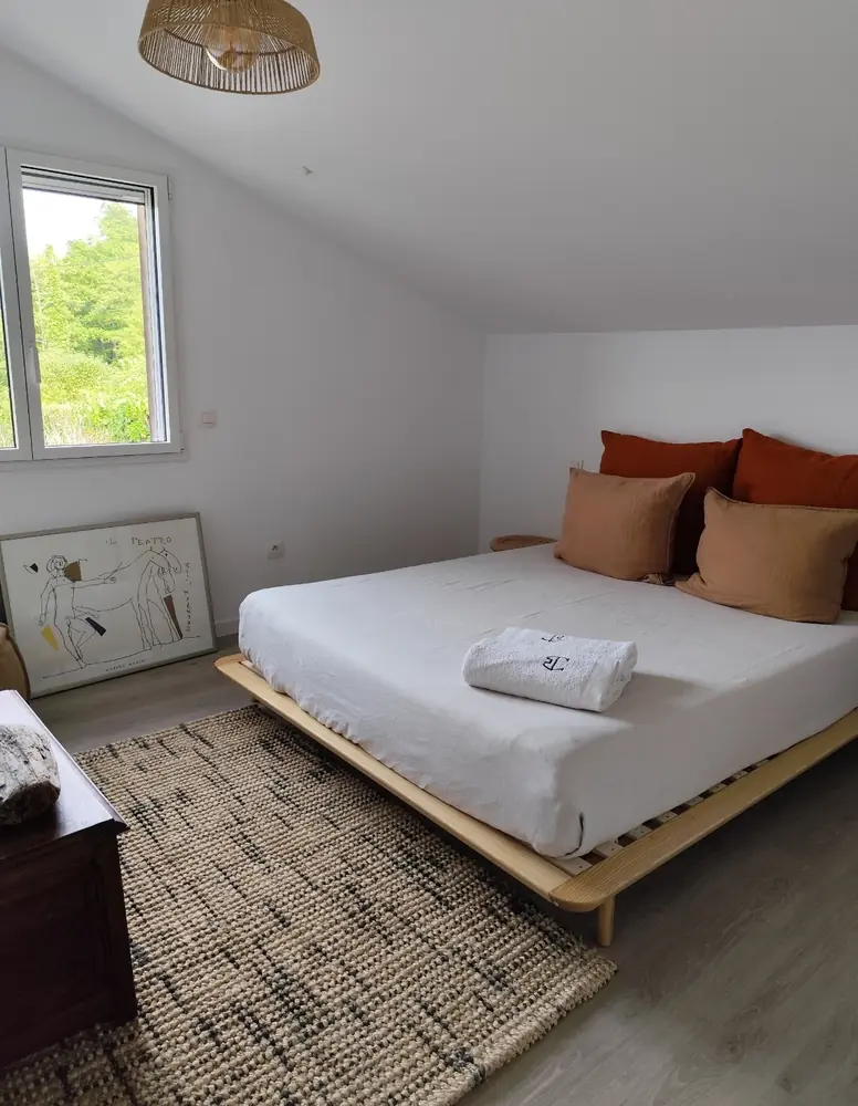 Chambre de location saisonnière préparée par Green Cleaning à Hendaye