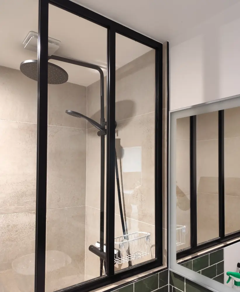 Paroi de douche vitrée nettoyée par Green Cleaning à Hendaye